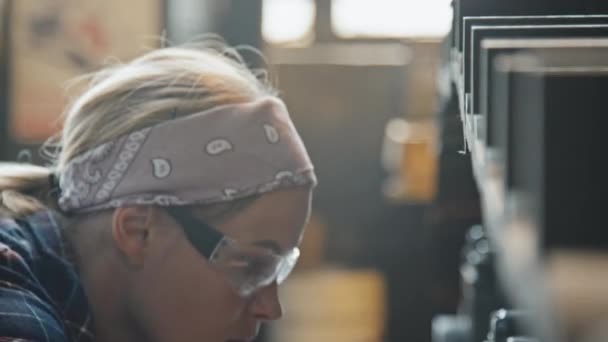 生产厂修理机器时使用螺栓扳手的女拖拉机技师 — 图库视频影像