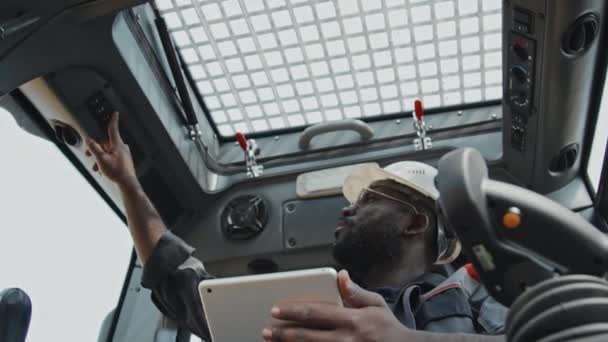 Profesyonel Afro Amerikan Mekanik Mühendisi Traktör Kabininin Parçalarını Inceliyor Dijital — Stok video