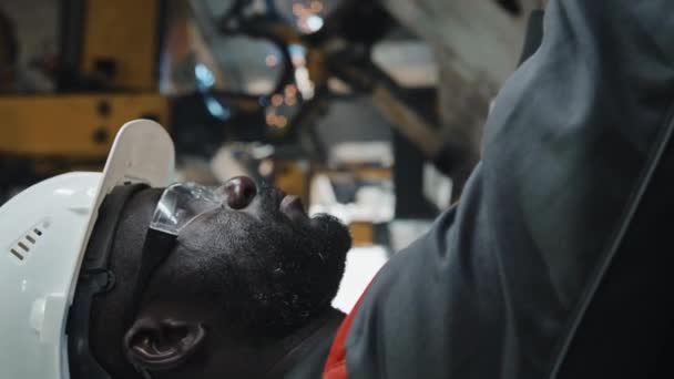 Vertikalt Skott Koncentrerad Afroamerikansk Manlig Svetsare Hårdhatt Och Skyddsglasögon Som — Stockvideo