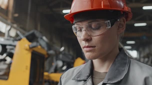 Primer Plano Medio Joven Ingeniera Caucásica Gafas Seguridad Equipo Inspección — Vídeo de stock