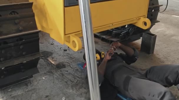Afro Americano Trator Mecânico Usando Chave Inglesa Enquanto Trabalhava Sob — Vídeo de Stock