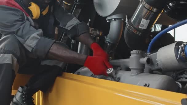 Mecánico Afroamericano Que Trabaja Duro Usando Llave Del Perno Mientras — Vídeo de stock