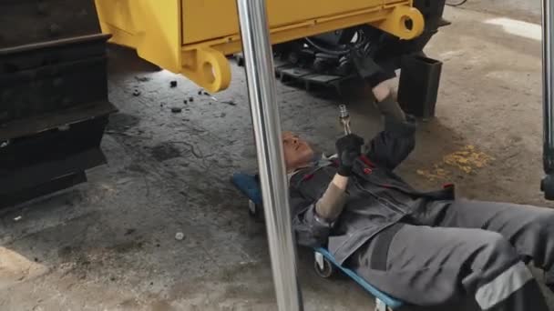 Kobieta Mechanik Mundurze Coverall Pracy Pod Ciągnika Maszyny Centrum Serwisowym — Wideo stockowe