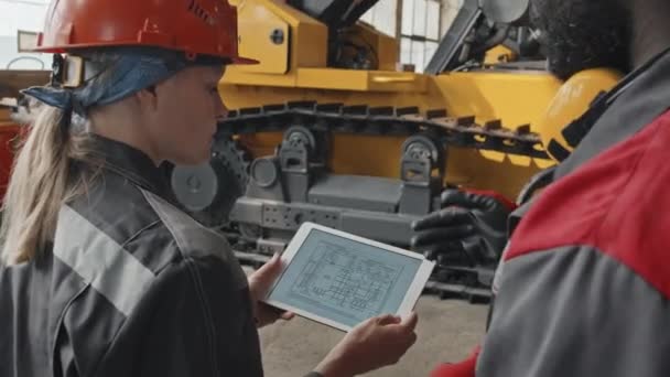 Dos Técnicos Ingenieros Masculinos Femeninos Discutiendo Esquema Tractor Tableta Mientras — Vídeo de stock