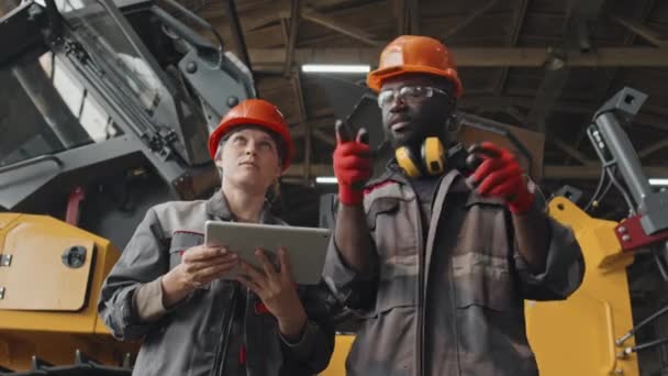 Medelstor Bild Två Multietniska Industriingenjörer Som Arbetar Med Traktormaskiner Och — Stockvideo