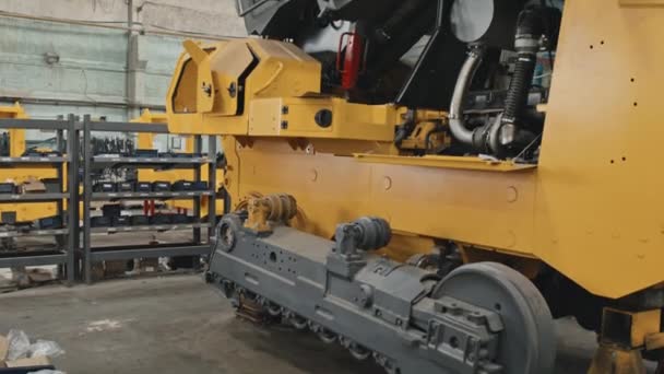 Strzał Pochylenia Maszyny Produkcji Ciągników Zakładzie Przemysłowym — Wideo stockowe
