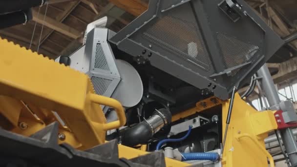 Brak Ludzie Przegląd Pół Zmontowane Żółty Buldożer Maszyny Zakładzie Pomieszczeniach — Wideo stockowe