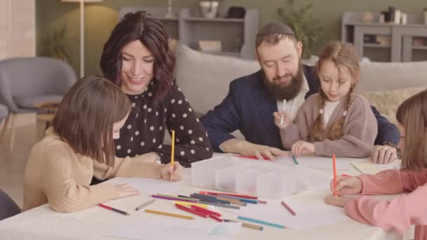 Hanukkah에 엽서를 그리는 거실에서 테이블에 다섯의 즐거운 유대인 — 비디오