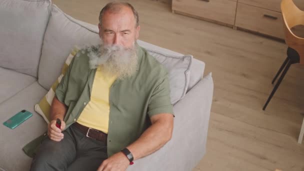 Homem Velho Barbudo Cabelos Grisalhos Refrigerando Sofá Casa Fumando Cigarro — Vídeo de Stock