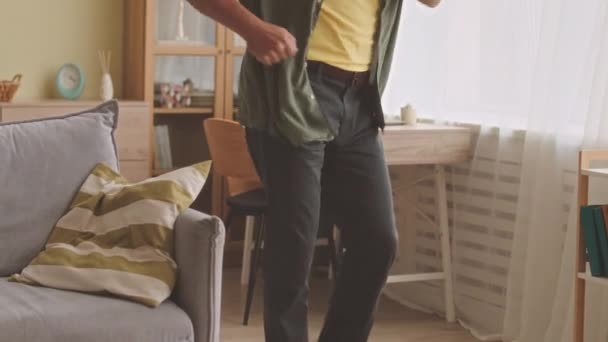 Inclinazione Attivo Uomo Anziano Caucasico Con Lunga Barba Grigia Ballare — Video Stock
