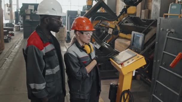 Dua Pekerja Pabrik Laki Laki Dan Perempuan Yang Berbeda Menjalankan — Stok Video