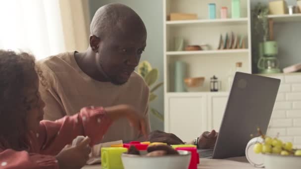 Africano Americano Homem Trabalhando Laptop Casa Enquanto Sua Filha Criança — Vídeo de Stock