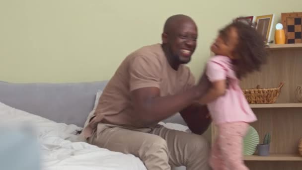 Afro Americano Pai Passar Tempo Lazer Com Pequena Filha Casa — Vídeo de Stock