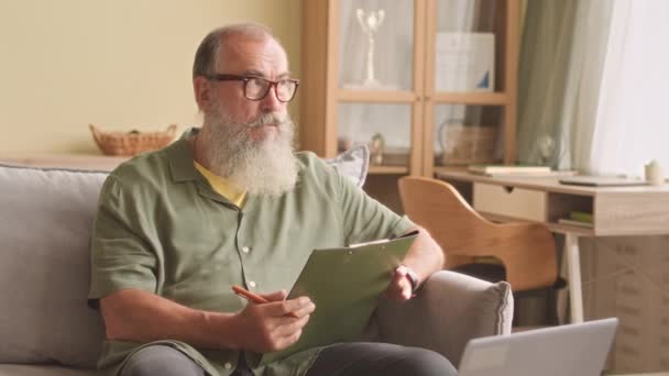 Gözlüklü Sakallı Beyaz Üst Düzey Bir Adam Ofisinde Belgeleriyle Çalışıyor — Stok video