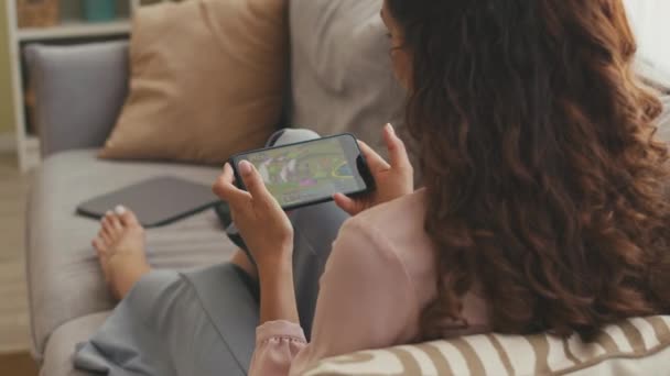 Mladá Žena Hraje Vzrušující Videohry Smartphone Zatímco Chlazení Pohovce Doma — Stock video