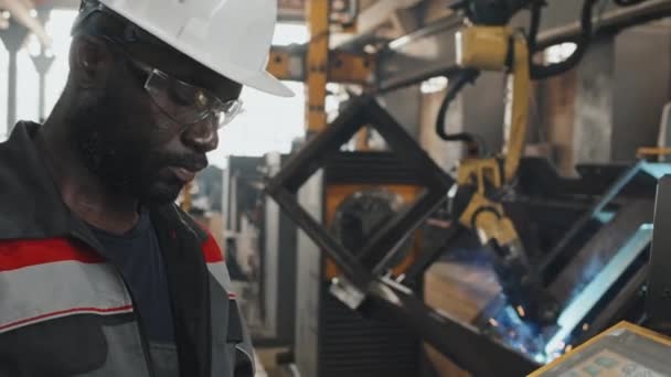 Czarny Mężczyzna Inżynier Twardej Czapce Pokrywie Pracy Sterującej Maszyny Cnc — Wideo stockowe