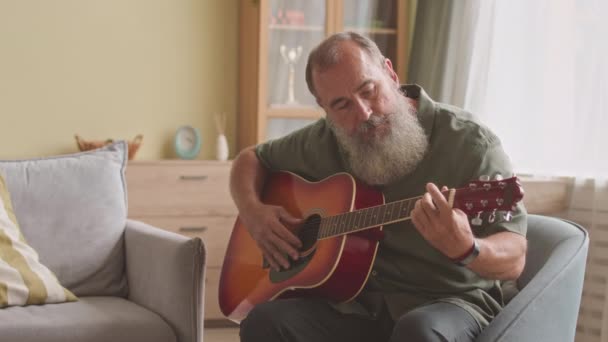 Романтичний Старий Довгою Сірою Бородою Грає Акустичній Гітарі Залишаючись Своїй — стокове відео