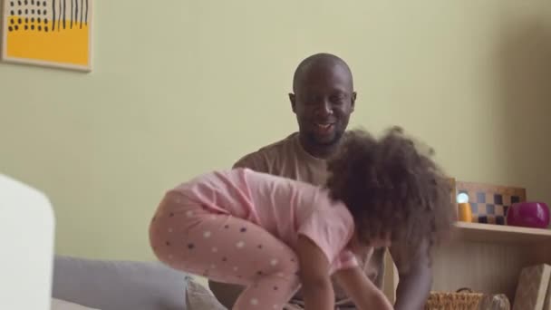 Zabawny Afroamerykanin Letnia Dziewczyna Jej Kochający Ojciec Zabawy Razem Łóżku — Wideo stockowe
