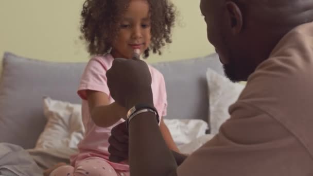 Afro Amerikanischer Vater Lehrt Seine Süße Jährige Tochter Lustiges Handspiel — Stockvideo