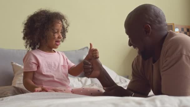 Feliz Hombre Negro Pequeña Hija Bonita Jugando Divertido Juego Manos — Vídeo de stock