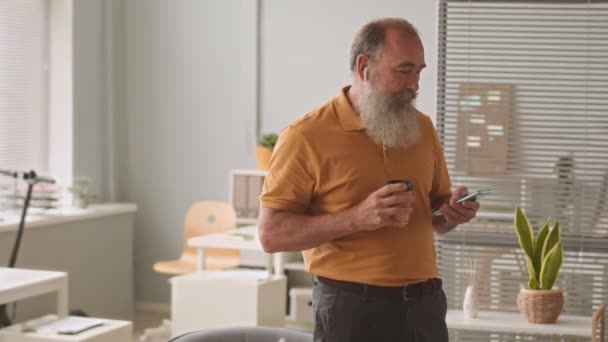 Blanke Oude Volwassen Man Het Drinken Van Koffie Uit Afhaalkopje — Stockvideo