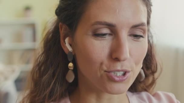 Blisko Uśmiechnięta Młoda Biała Brunetka Słuchawkach Bezprzewodowych Rozmawiająca Wideo Czacie — Wideo stockowe