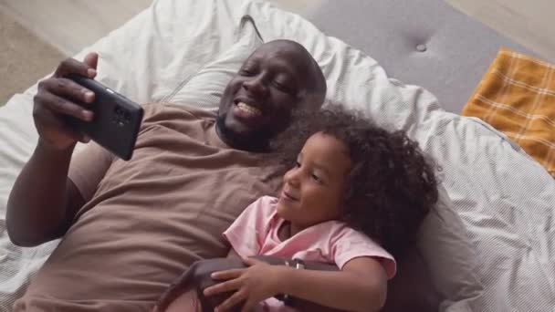Top View African American Ojciec Jego Piękny Letnia Córka Oglądanie — Wideo stockowe
