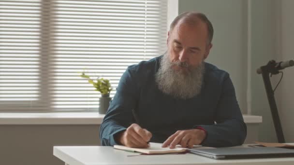 Caucasiano Velho Empresário Adulto Escrevendo Plano Negócios Caderno Sentado Mesa — Vídeo de Stock