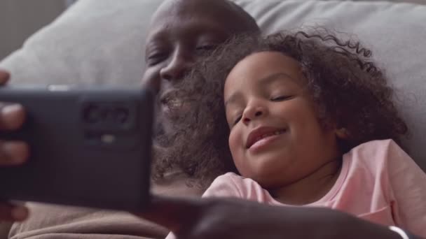 Afro Americano Pai Sua Linda Filha Anos Rindo Enquanto Assiste — Vídeo de Stock
