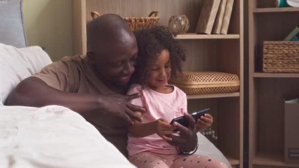 Šťastný Africký Američan Muž Jeho Hezká Dceruška Video Chatování Maminkou — Stock video