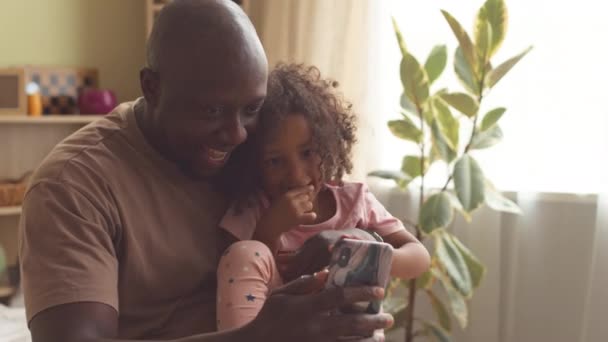 Feliz Homem Afro Americano Sua Linda Filha Anos Idade Fazendo — Vídeo de Stock