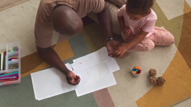 Horní Pohled Afrického Amerického Otce Malou Dcerou Kreslí Spolu Pastelkami — Stock video