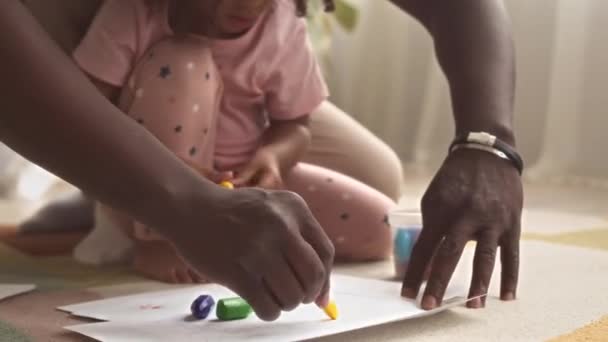 Bonita Menina Afro Americana Anos Idade Seu Pai Desenho Junto — Vídeo de Stock