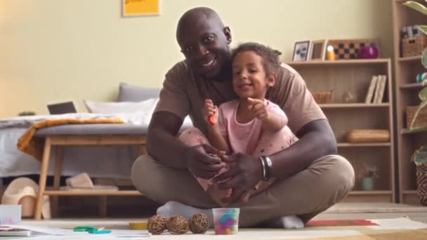 Porträtt Glad Afroamerikansk Man Och Hans Åriga Dotter Sitter Matta — Stockvideo