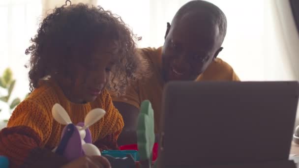 Schwarzer Mann Spricht Mit Seiner Kleinen Tochter Während Sie Hause — Stockvideo