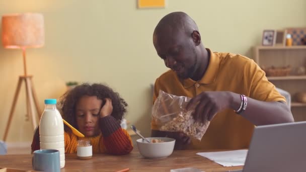 Africano Americano Homem Fazendo Cereais Com Leite Para Café Manhã — Vídeo de Stock
