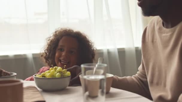 Feliz Menina Afro Americana Seu Pai Divertindo Mesa Cozinha Durante — Vídeo de Stock