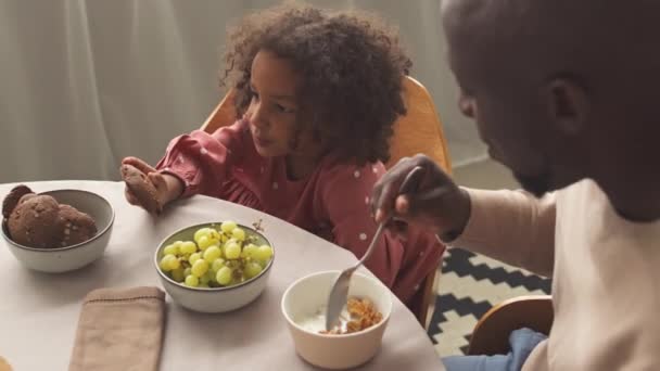 아프리카계 미국인 머리와 아빠와 테이블에 귀여운 드레스에서 식사를 — 비디오