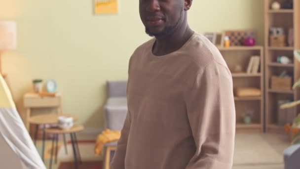 Evdeki Rahat Oturma Odasında Elleri Bağlı Duran Genç Siyahi Adamın — Stok video