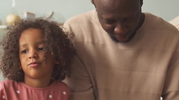 Luta Dig Ner Skott Afroamerikansk Man Lära Sin Lilla Dotter — Stockvideo