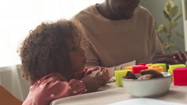 Petite Fille Afro Américaine Mignonne Regardant Son Père Travailler Sur — Video
