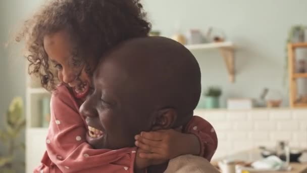 Muito Afro Americano Anos Idade Menina Bonito Vestido Bolinhas Abraçando — Vídeo de Stock