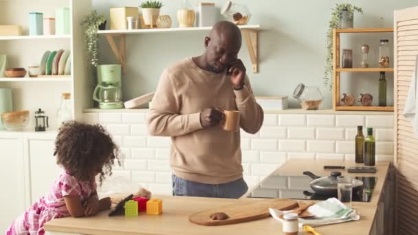 Média Foto Empresário Afro Americano Falando Smartphone Enquanto Fica Casa — Vídeo de Stock