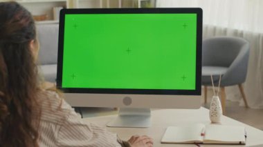 Boş bilgisayar ekranının önünde oturan iş kadınının arka plan görüntüsü.
