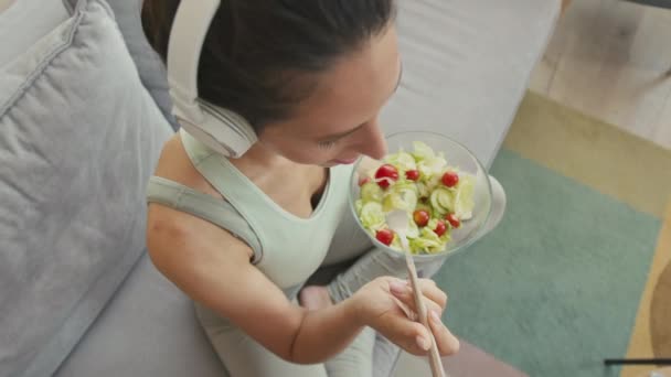 Góry Młoda Szczupła Kobieta Bezprzewodowych Słuchawkach Ubraniach Aktywnych Jedząca Zdrową — Wideo stockowe
