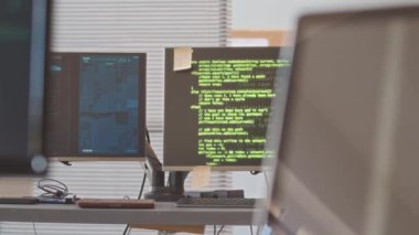 Programcıların ofisindeki siyah ekranda görünen kodlama çizgilerinden çekilen hiç kimse yok.