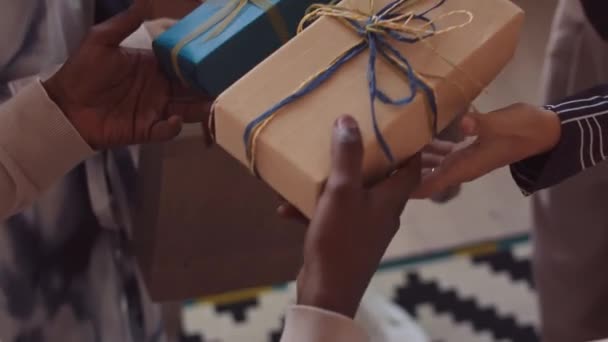 令人难以辨认的多民族朋友在漂亮的礼品盒和礼品袋中互赠礼物 并在家中举行温馨的派对的头像 — 图库视频影像