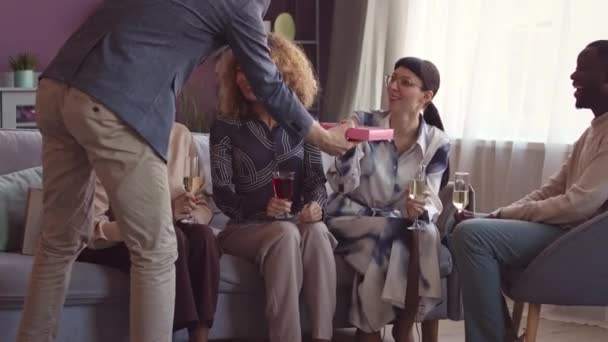 Multi Etnische Vrienden Chique Outfits Die Thuis Samenkomen Champagne Drinken — Stockvideo