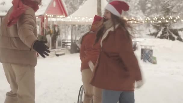 Allegri Giovani Multietnici Rosso Babbo Natale Che Corrono Divertono Trascorrere — Video Stock