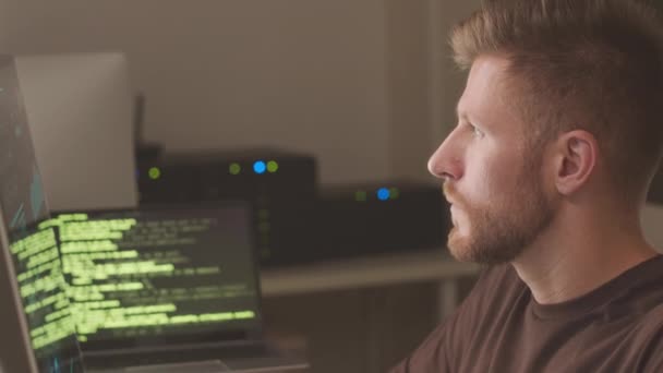Kaukasiska Manliga Programmerare Skriva Koder Stationär Dator Som Arbetar Serverrum — Stockvideo